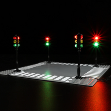 Load image into Gallery viewer, Lego Traffic Lights With LED Installed - BrickFans